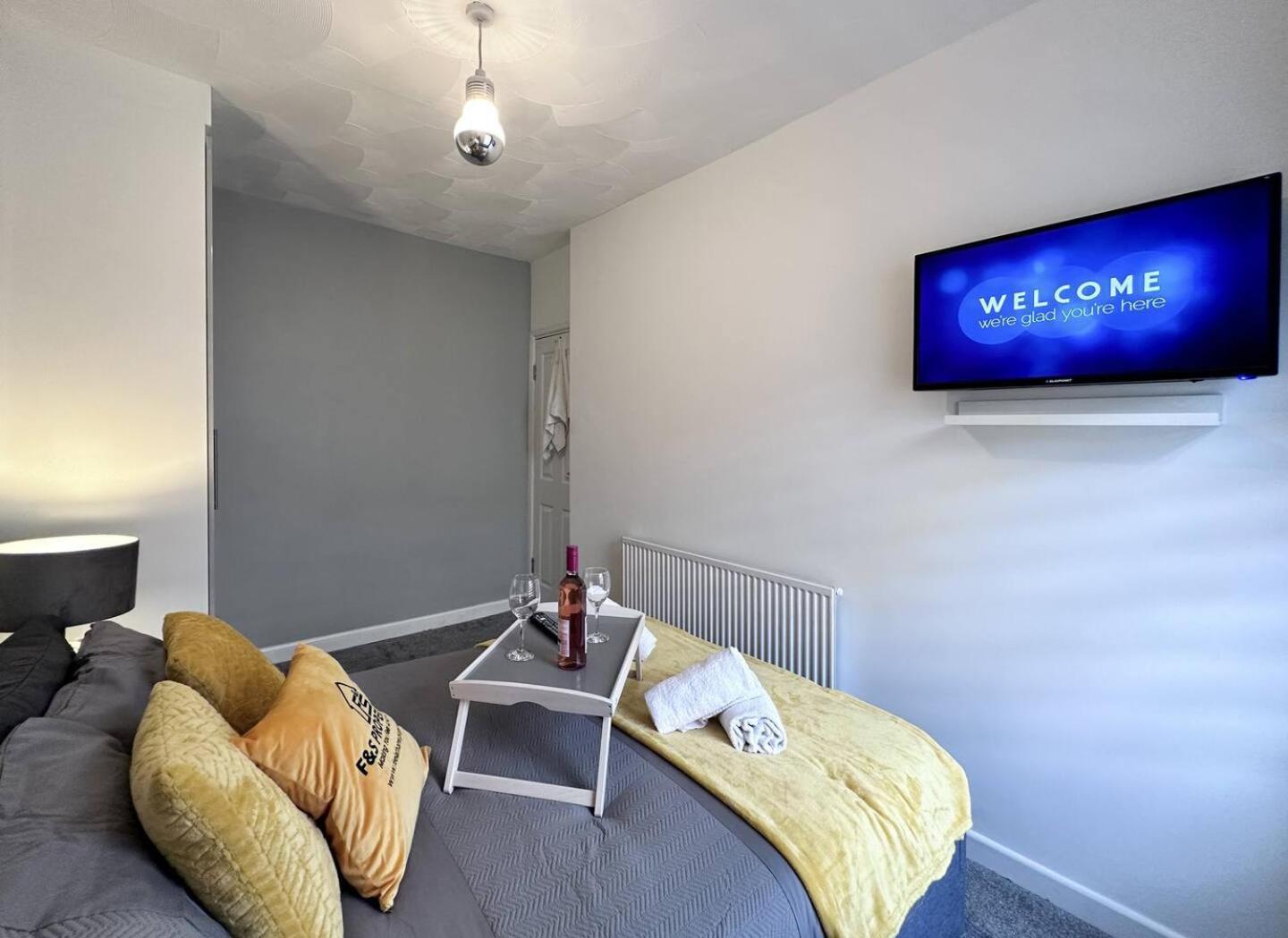 Apartment Sleek Skyward Serenity 2bed W Pool Table - Ystrad