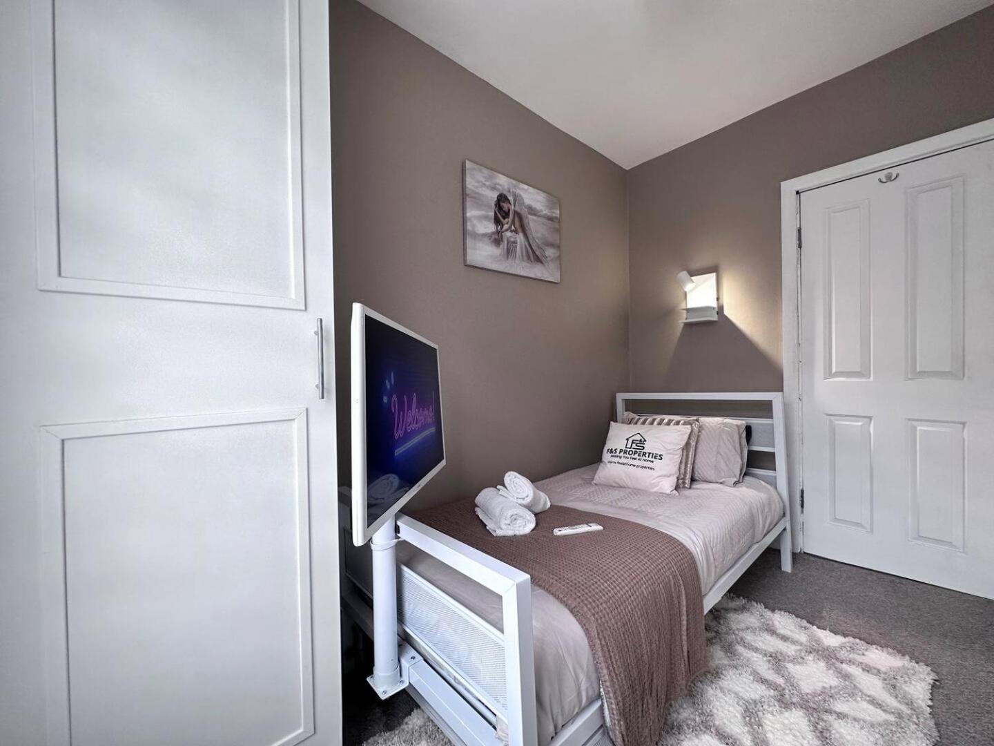 Sleek Skyward Serenity 2bed W Pool Table - Ystrad Apartment Llwynypia