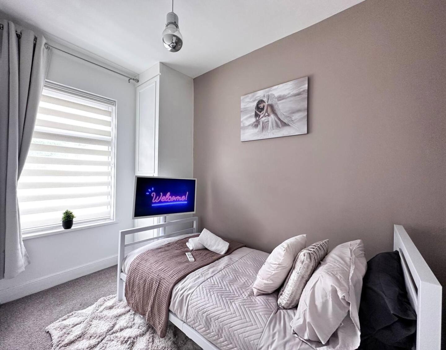 Apartment Sleek Skyward Serenity 2bed W Pool Table - Ystrad