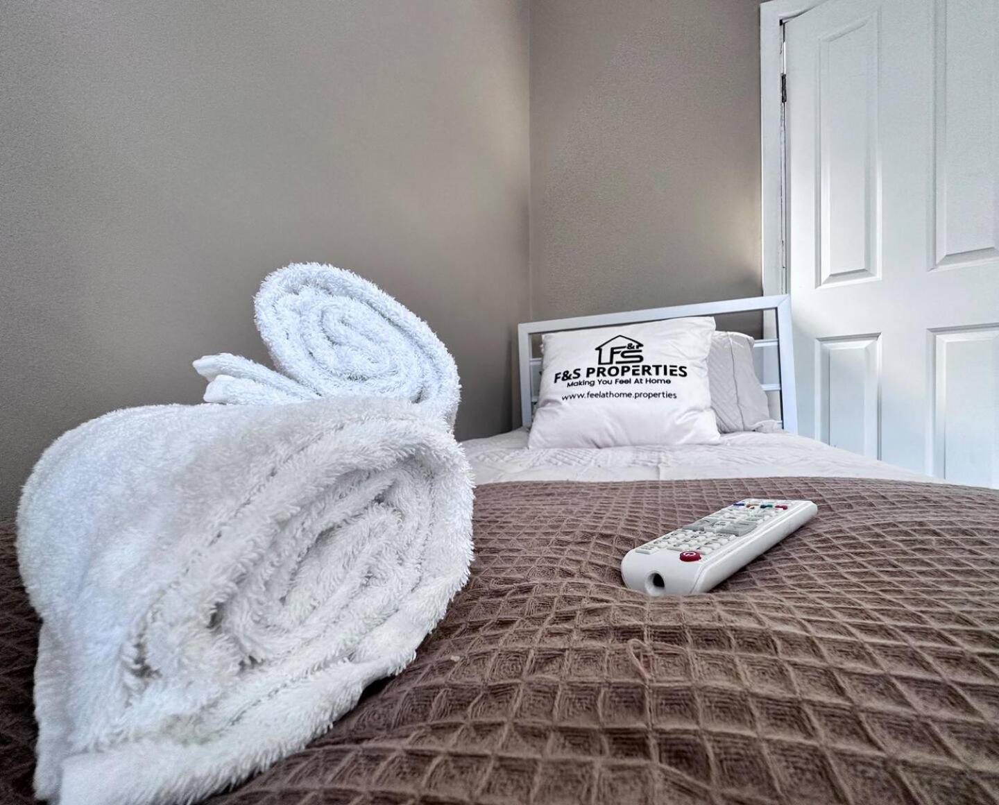 Sleek Skyward Serenity 2bed W Pool Table - Ystrad Apartment Llwynypia