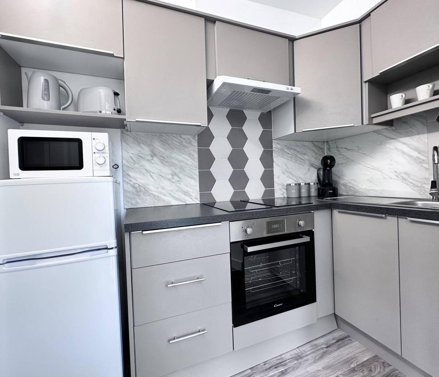 Apartment Sleek Skyward Serenity 2bed W Pool Table - Ystrad Llwynypia