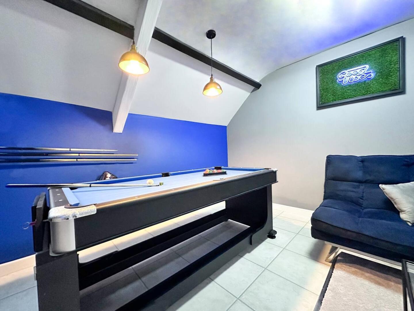 Sleek Skyward Serenity 2bed W Pool Table - Ystrad Apartment
