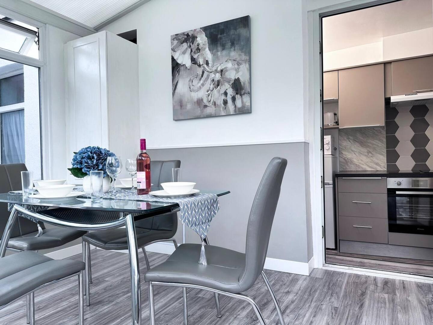 Sleek Skyward Serenity 2bed W Pool Table - Ystrad Apartment *