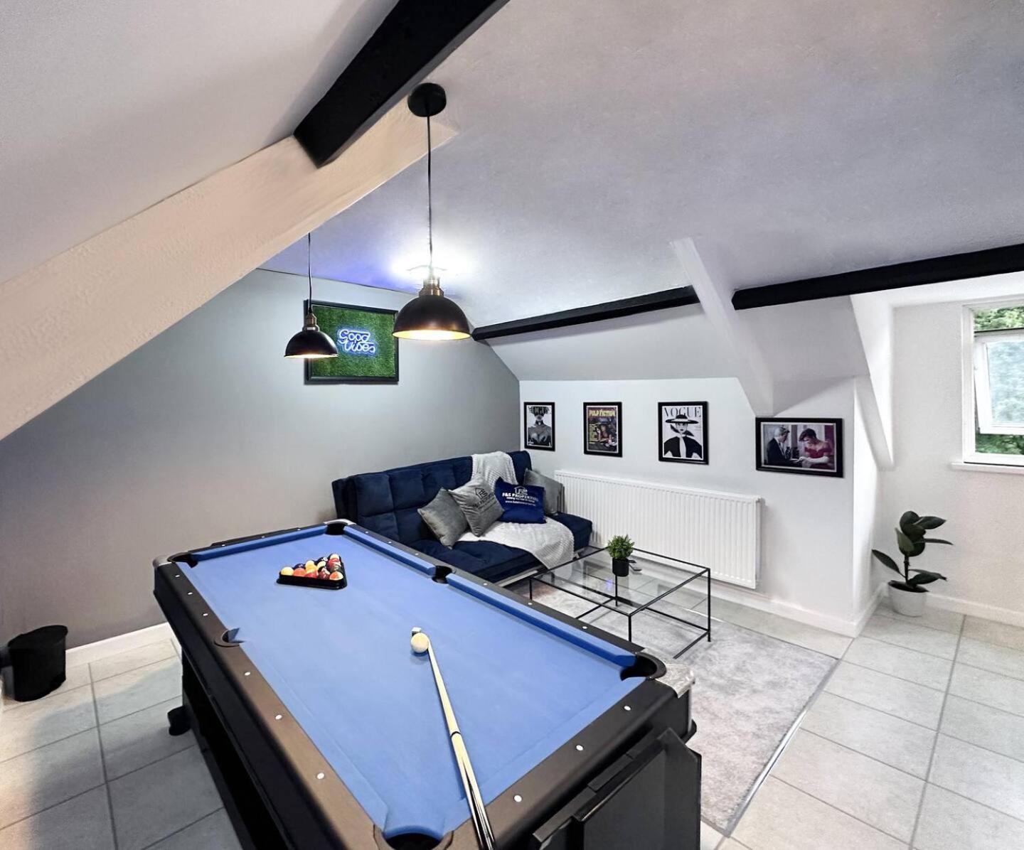 Sleek Skyward Serenity 2bed W Pool Table - Ystrad Apartment Llwynypia