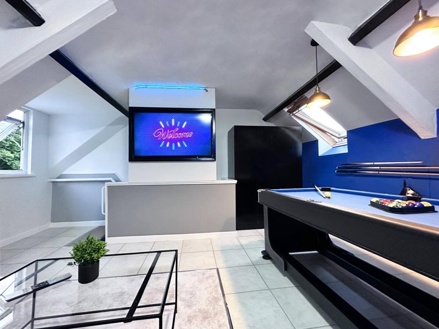 Apartment Sleek Skyward Serenity 2bed W Pool Table - Ystrad Llwynypia