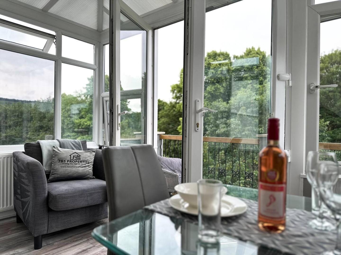 Apartment Sleek Skyward Serenity 2bed W Pool Table - Ystrad