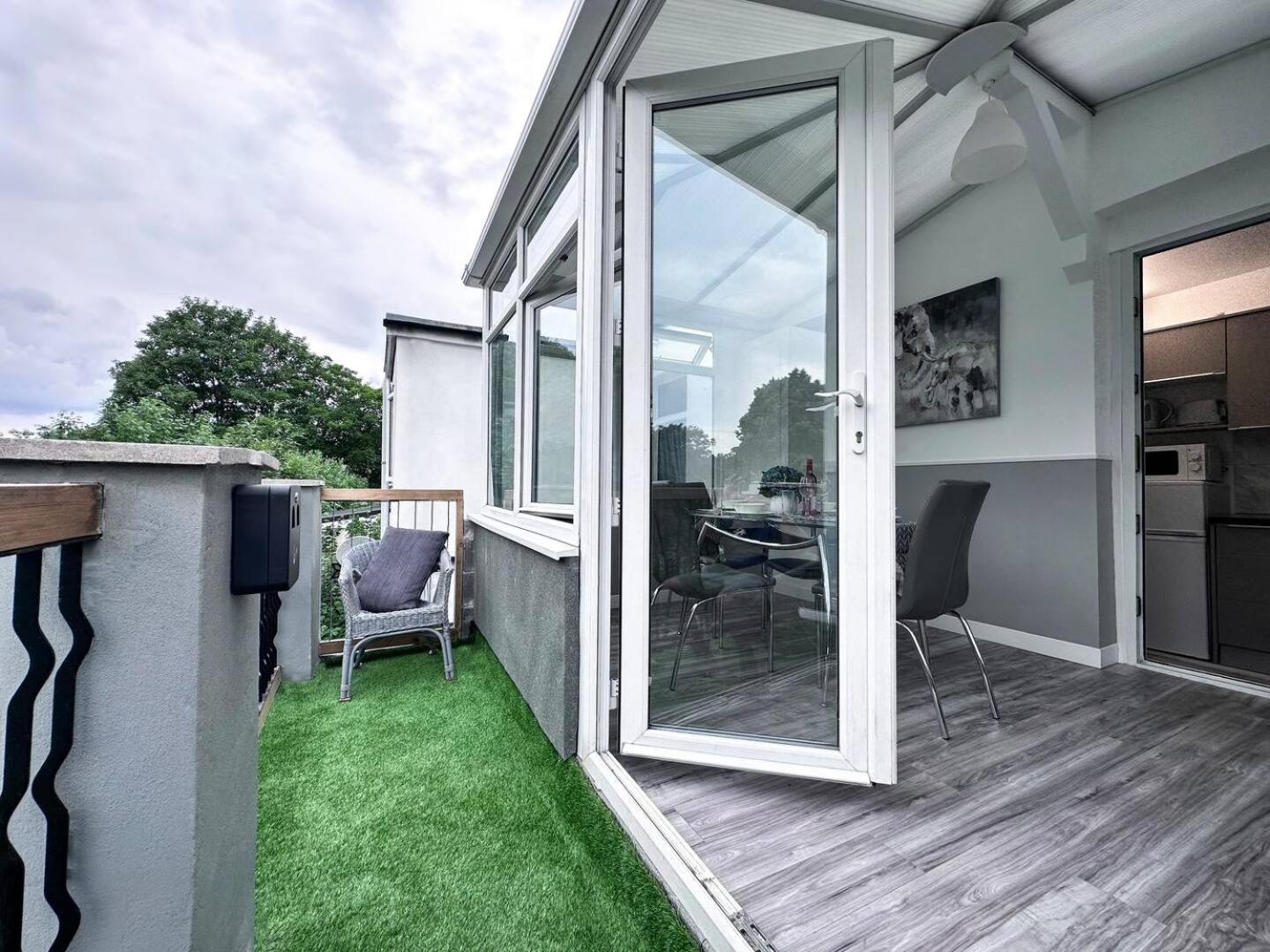 Sleek Skyward Serenity 2bed W Pool Table - Ystrad Apartment *