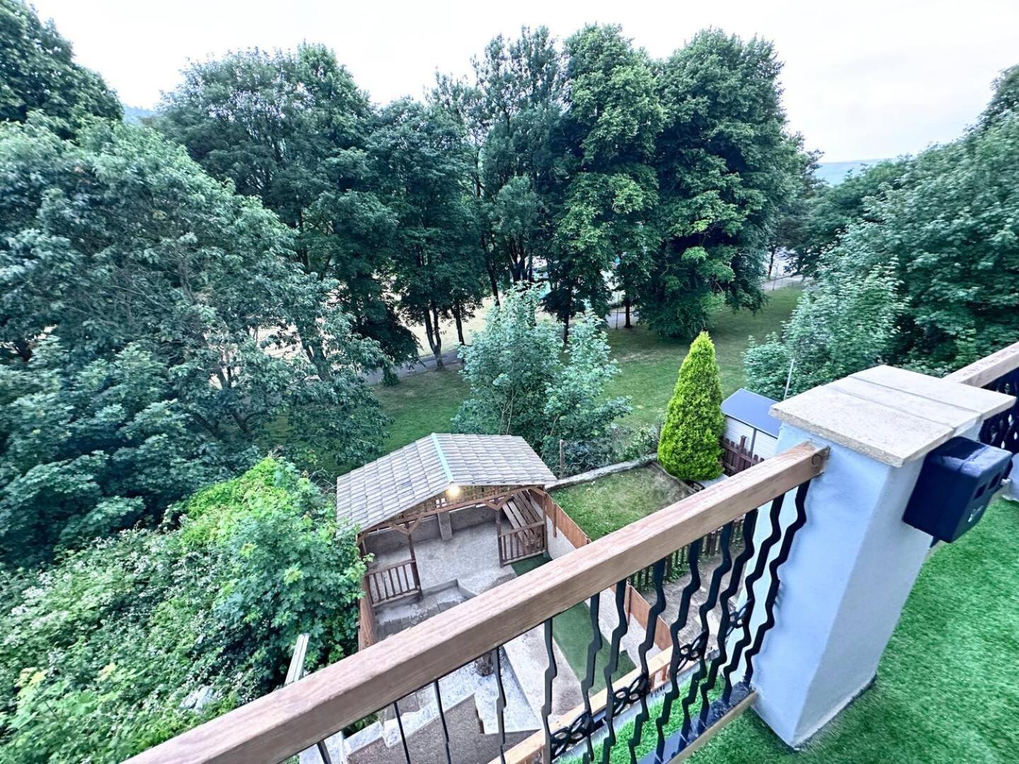 Apartment Sleek Skyward Serenity 2bed W Pool Table - Ystrad Llwynypia