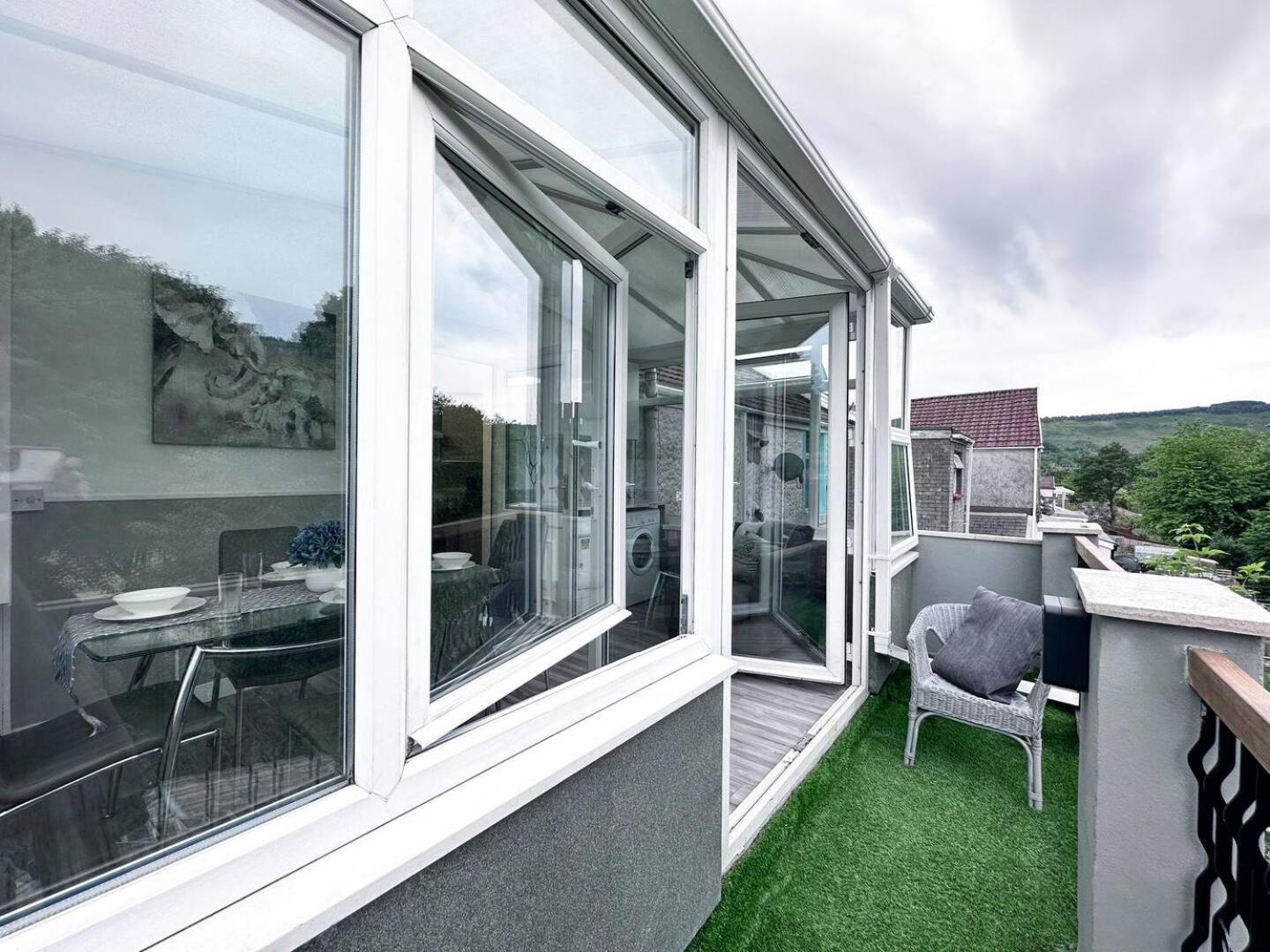 Sleek Skyward Serenity 2bed W Pool Table - Ystrad