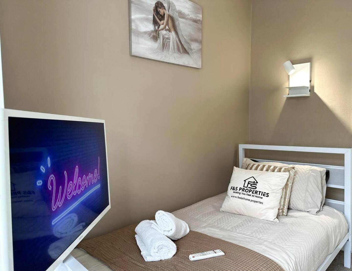 Sleek Skyward Serenity 2bed W Pool Table - Ystrad Apartment Llwynypia